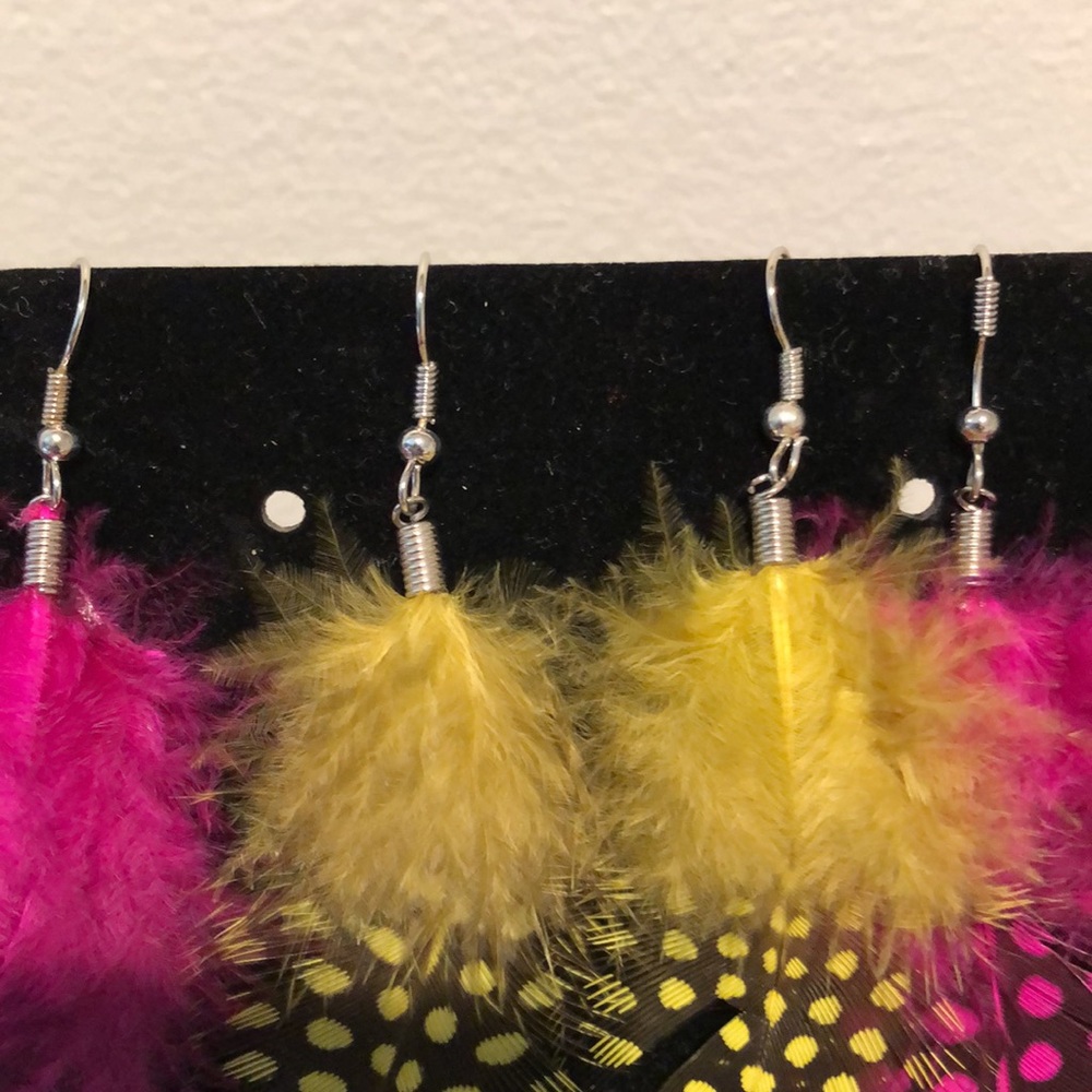 - Three sets of colored feather earrings. Brand new - Picture 4 of 6